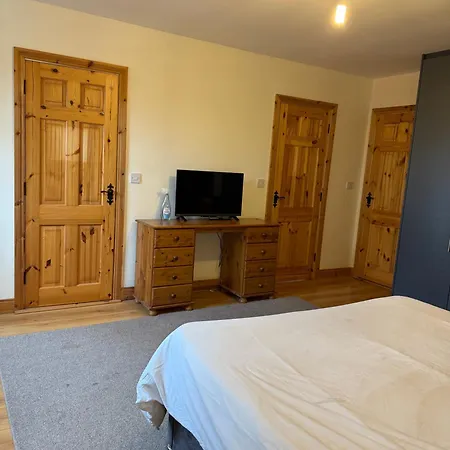 Homestay #3 - Spacious Ensuite Double With Sofa In Leitrim Ballinamore