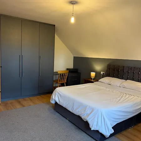 #3 - Spacious Ensuite Double With Sofa In Leitrim
