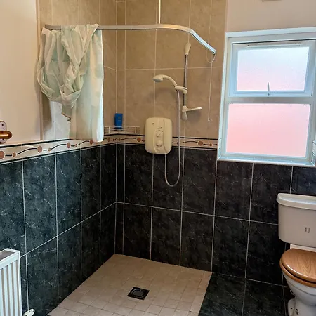 Homestay #3 - Spacious Ensuite Double With Sofa In Leitrim *
