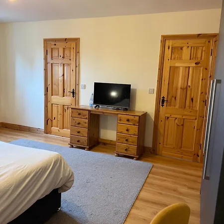 #3 - Spacious Ensuite Double With Sofa In Leitrim