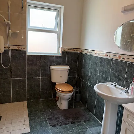 #3 - Spacious Ensuite Double With Sofa In Leitrim