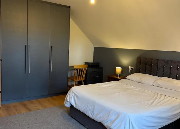 #3 - Spacious Ensuite Double With Sofa In Leitrim