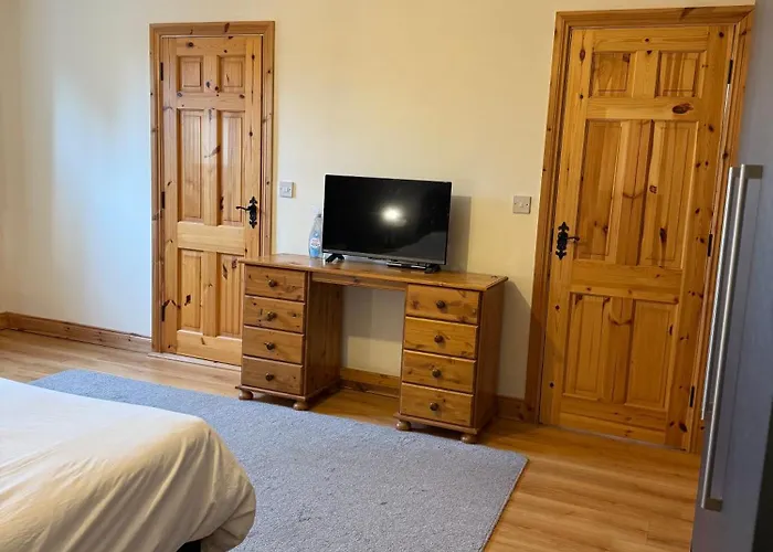 #3 - Spacious Ensuite Double With Sofa In Leitrim