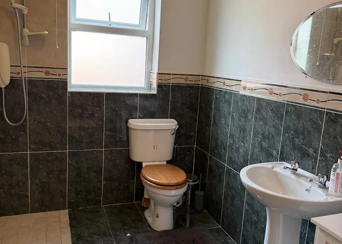 #3 - Spacious Ensuite Double With Sofa In Leitrim